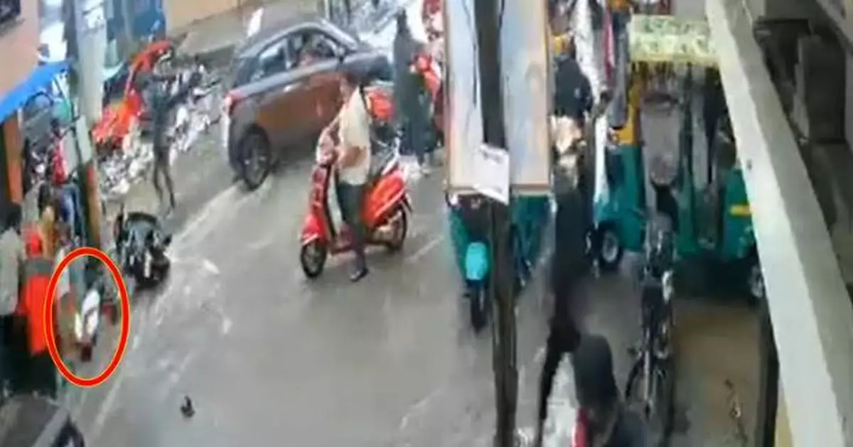 電單車雨中熄火釀悲劇 印度男推車誤碰垂落電線觸電亡