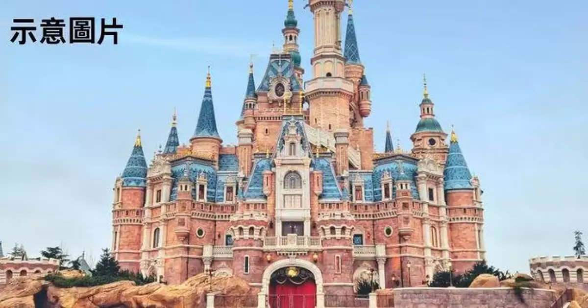 帶子女遊迪士尼打尖合照不成 美漢強抓角色演員手臂遭拘捕終身禁入園區