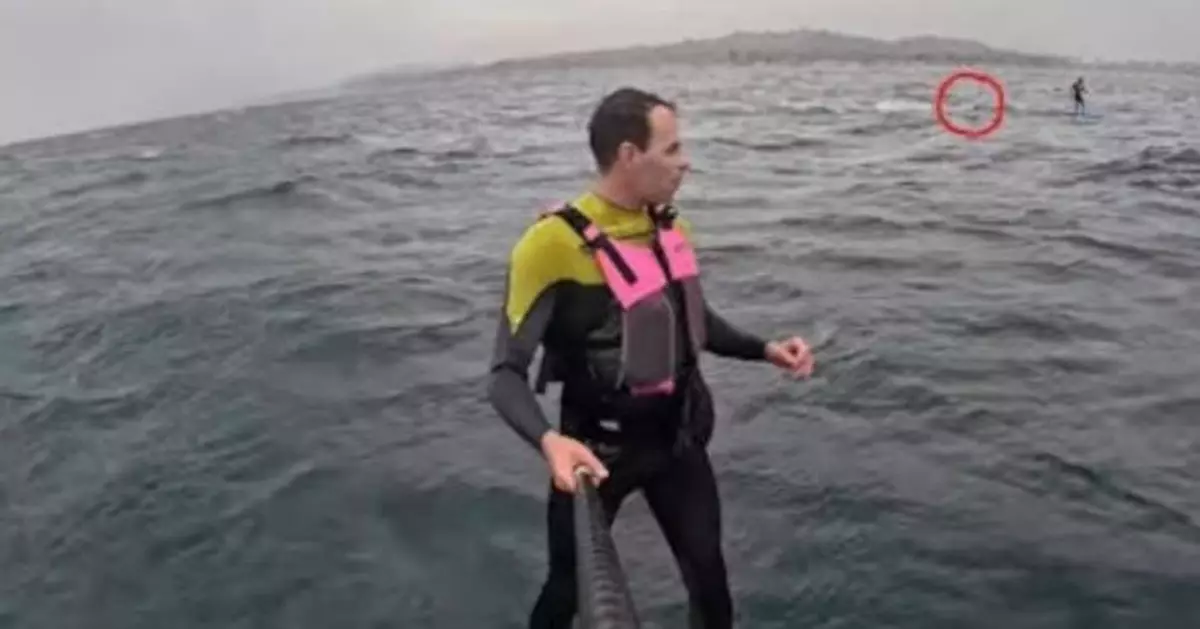衝浪開心自拍意外影到驚險畫面 美漢驚見逾3米長鯊魚追趕友人驚呼連連