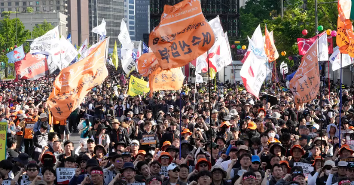 全球多地五一勞動節遊行示威 部分演變成警民衝突