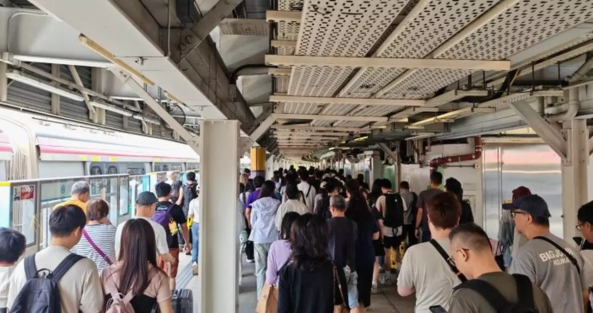截至上午10時近19萬人次出入境　約6萬內地客來港