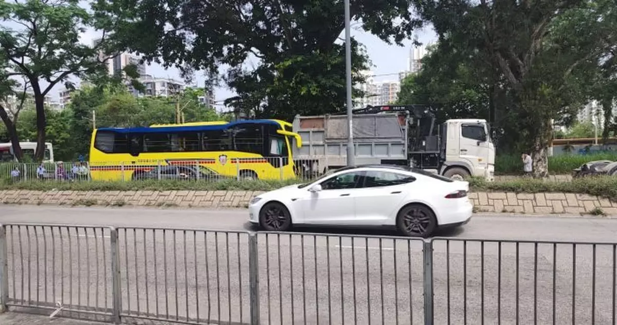 青山公路洪水橋段貨車撞旅巴 2司機及乘客受傷全部清醒送院