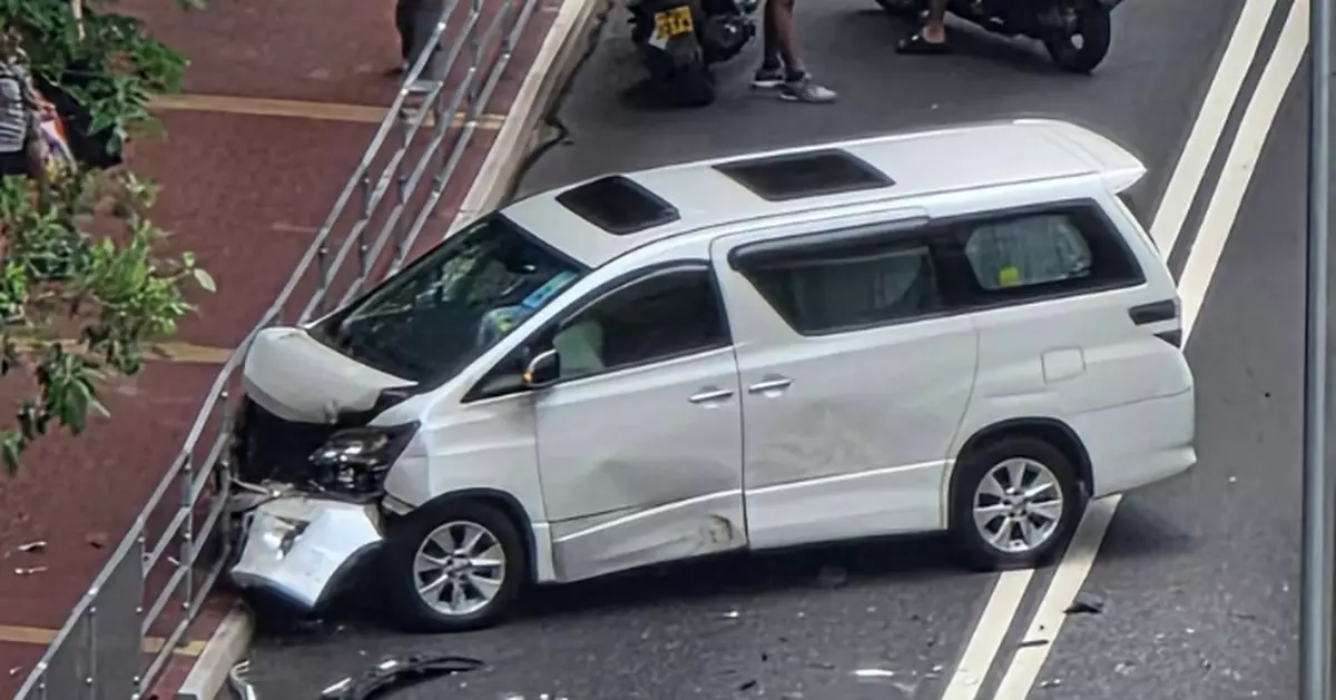 青山公路青山灣段兩私家車相撞 3人被困獲救送院