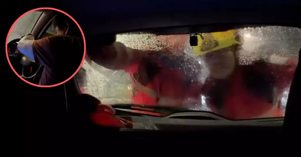 暴雨中汽車駛進水氹「死火」 3消防員壯漢推車助解困獲激讚
