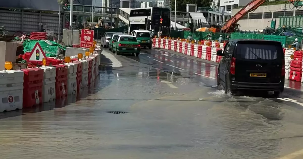 屯門湖景路地盤爆食水管 水務署：兆禧苑11時停水維修 爭取早上7時恢復供水