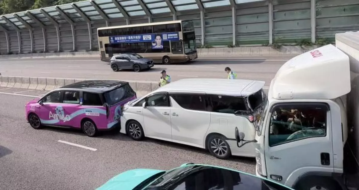 屯門公路九龍方向近深井5車相撞　2人輕傷送院交通一度非常堵塞