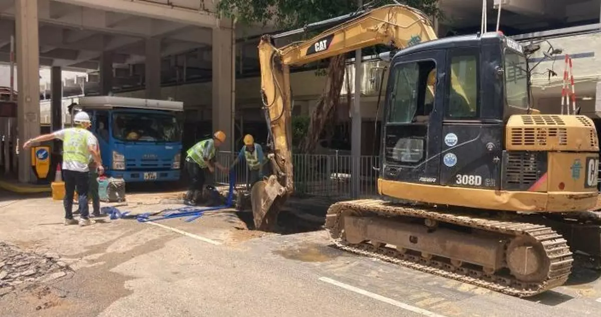 葵盛西爆水管部分住宅恢復食水供應 水務署：爭取晚上約9時完成維修