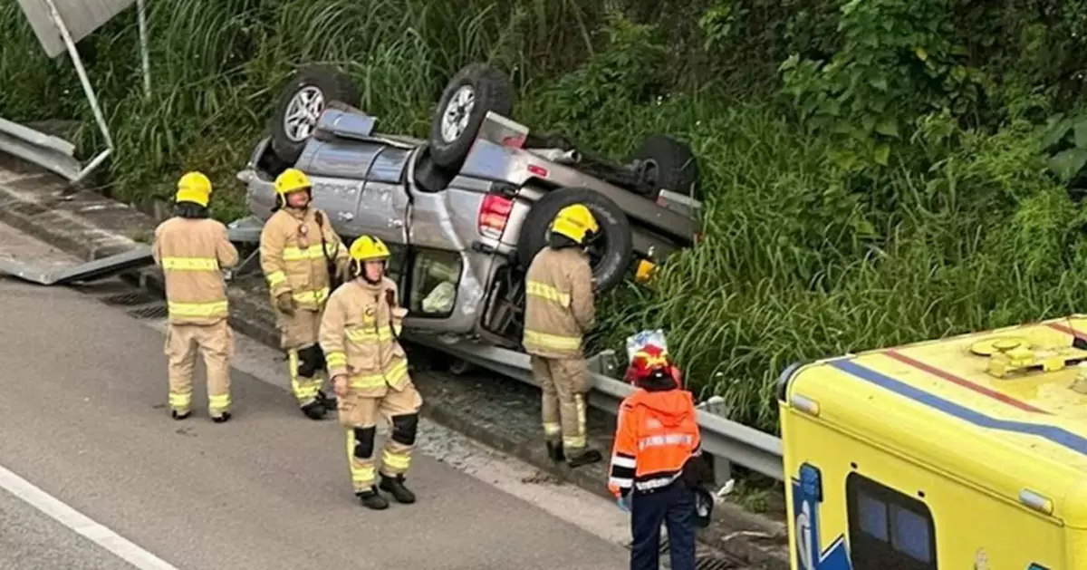 粉嶺公路私家車撞欄四輪朝天 車上4人自行爬出脫困