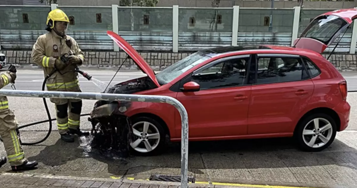 元朗私家車起火　疑引擎過熱司機棄車逃生