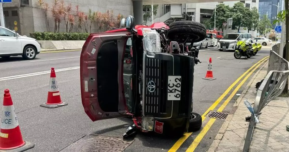 的士港灣道失控翻側撞毁6米圍欄　司機一度被困獲救後毋須送院