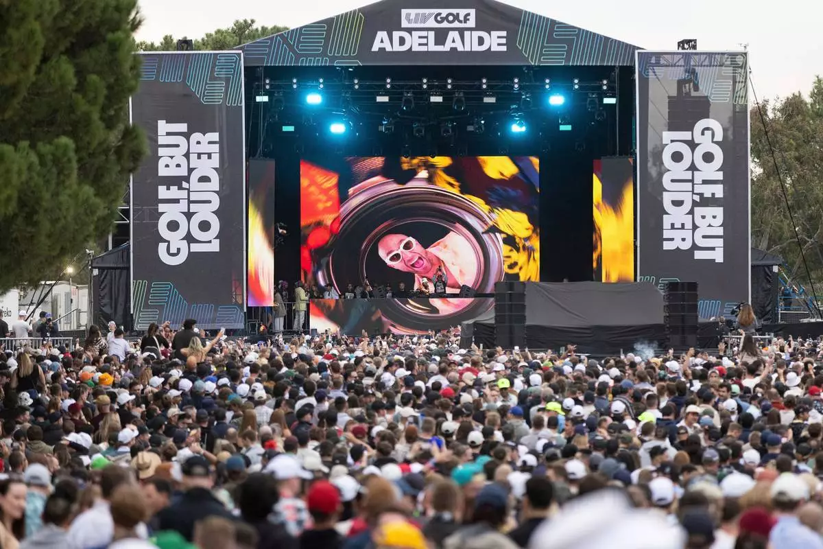 檔案圖片：2024年4月27日，澳洲阿德萊德（Adelaide）格蘭奇高爾夫俱樂部，LIV高爾夫阿德萊德站第二輪比賽後，費雪（Fisher）在球迷村表演。(Matt Turner/LIV Golf via AP, File) AP圖片