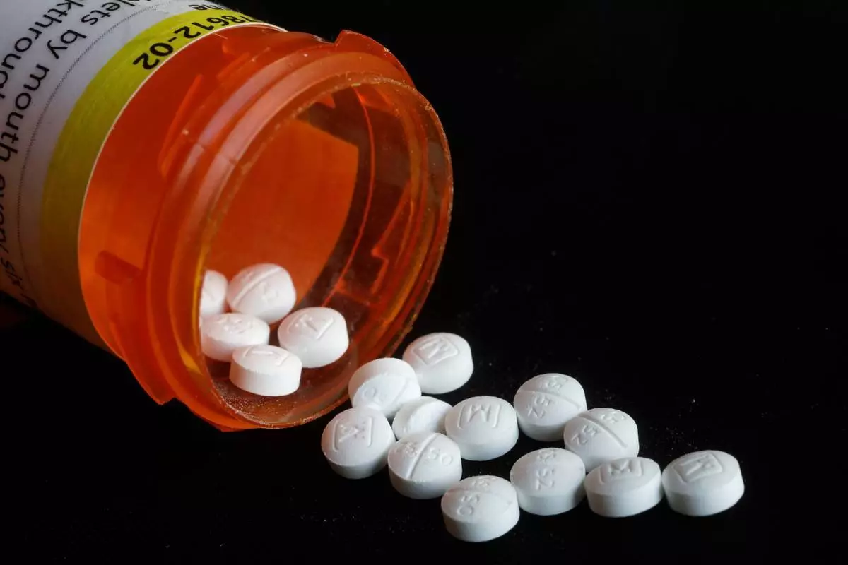 (美聯社圖片/Mark Lennihan) 藥丸散落在紐約一張處方羥考酮（Oxycodone）的擺拍照片中。 AP圖片