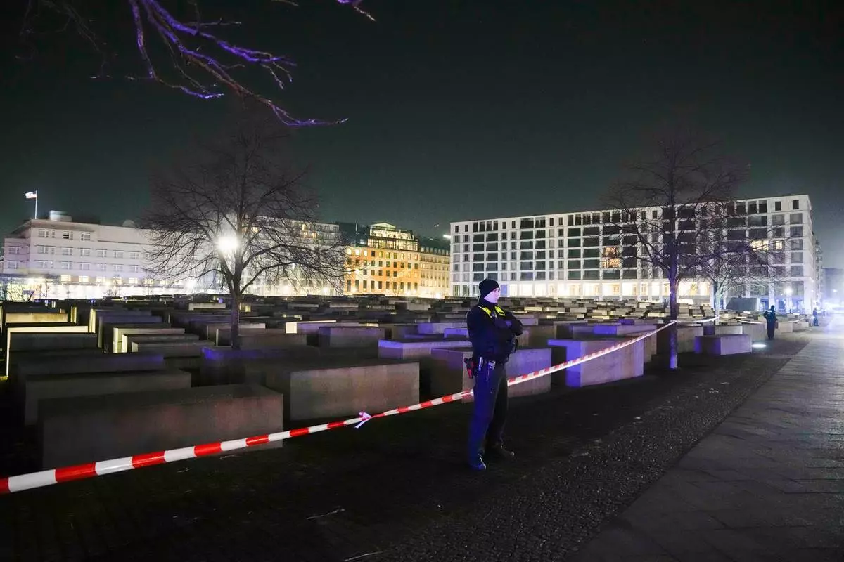 檔案圖片：2025年2月21日周五，德國柏林浩劫紀念碑發生襲擊事件後，一名警員在封鎖線戒備。(美聯社圖片/Ebrahim Noroozi) AP圖片