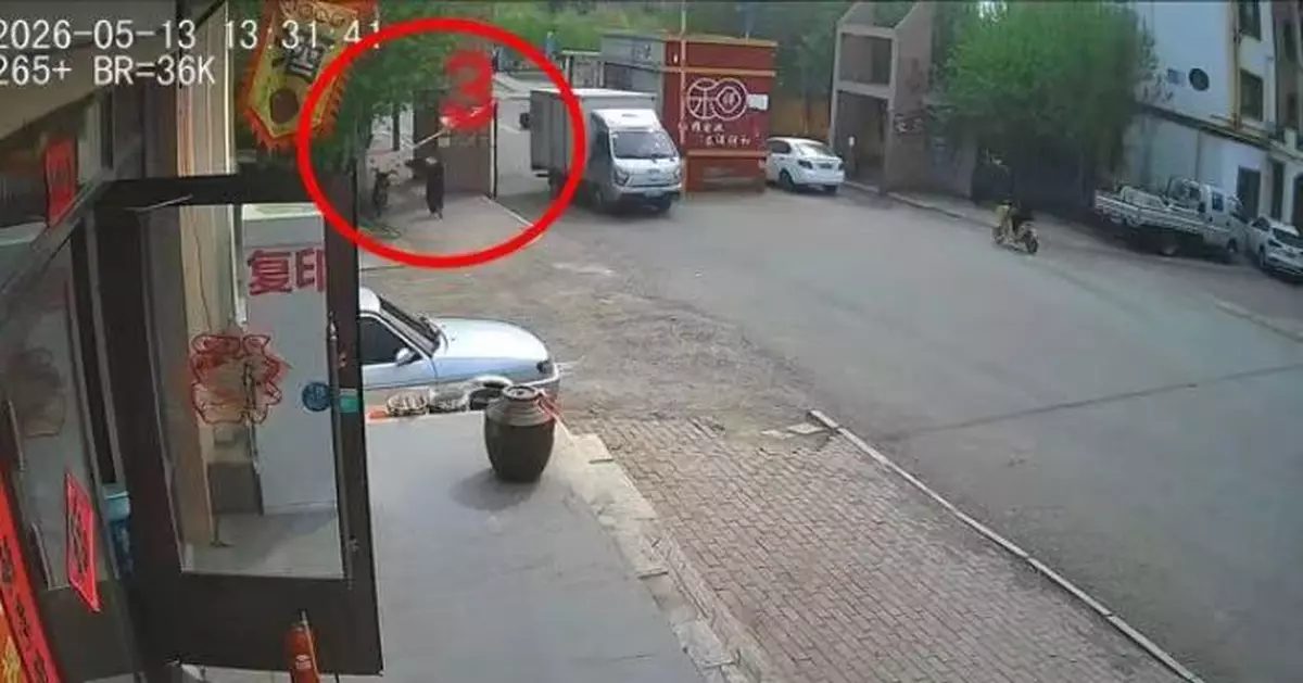 限高鐵桿遭貨車猛撞鬆脫墜落 內地婦路過遭砸頭當場昏迷倒地