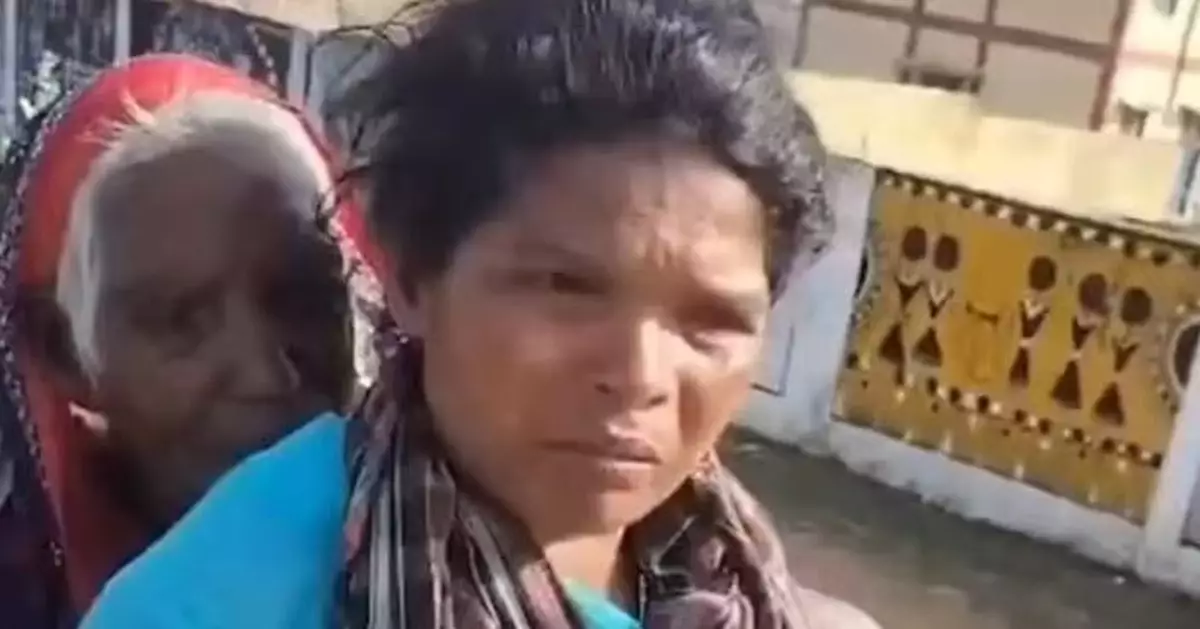 為領微薄退休金 印度婦背高齡奶奶翻山越嶺赴銀行 網民：她背的是全家生計