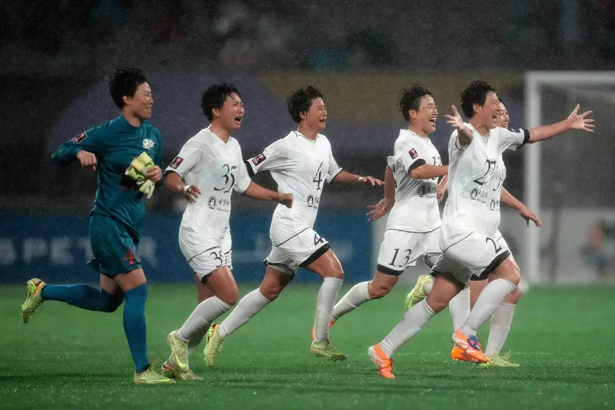 朝鮮「我的故鄉女子足球隊」球員，周三（2026年5月20日）在韓國水原舉行的亞洲足球協會女子冠軍聯賽準決賽中，擊敗韓國水原足球隊後慶祝。(美聯社圖片/Lee Jin-man) AP圖片