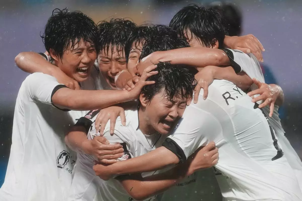 朝鮮「我的故鄉女子足球隊」的金京英（中），周三（2026年5月20日）在韓國水原舉行的亞洲足球協會女子冠軍聯賽準決賽中，射入球隊第二個入球後，獲隊友祝賀。(美聯社圖片/Lee Jin-man) AP圖片