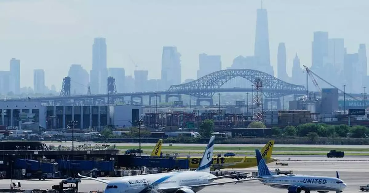 聯合航空客機降落紐瓦克機場撞燈柱 損毀貨車無人重傷