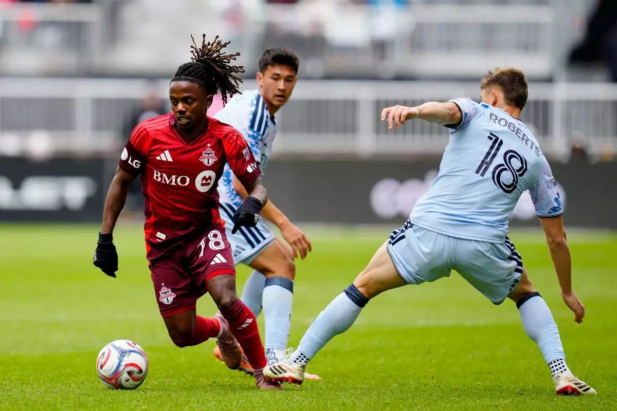 多倫多FC中場馬利克亨利（Malik Henry）（78號）在周六（2026年5月2日）於多倫多舉行的一場MLS足球賽上半場，盤球避過聖荷西地震隊後衛列特羅拔士（Reid Roberts）（18號）。 (美聯社圖片/法蘭克根恩/加拿大通訊社) AP圖片