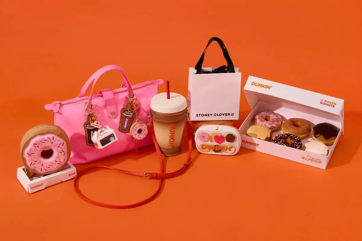 Dunkin’ x Stoney Clover Lane合作系列為全國冬甩日回歸，擴展了冬甩及咖啡主題配飾系列，可於6月5日周五東岸時間上午10時起選購。 AP圖片