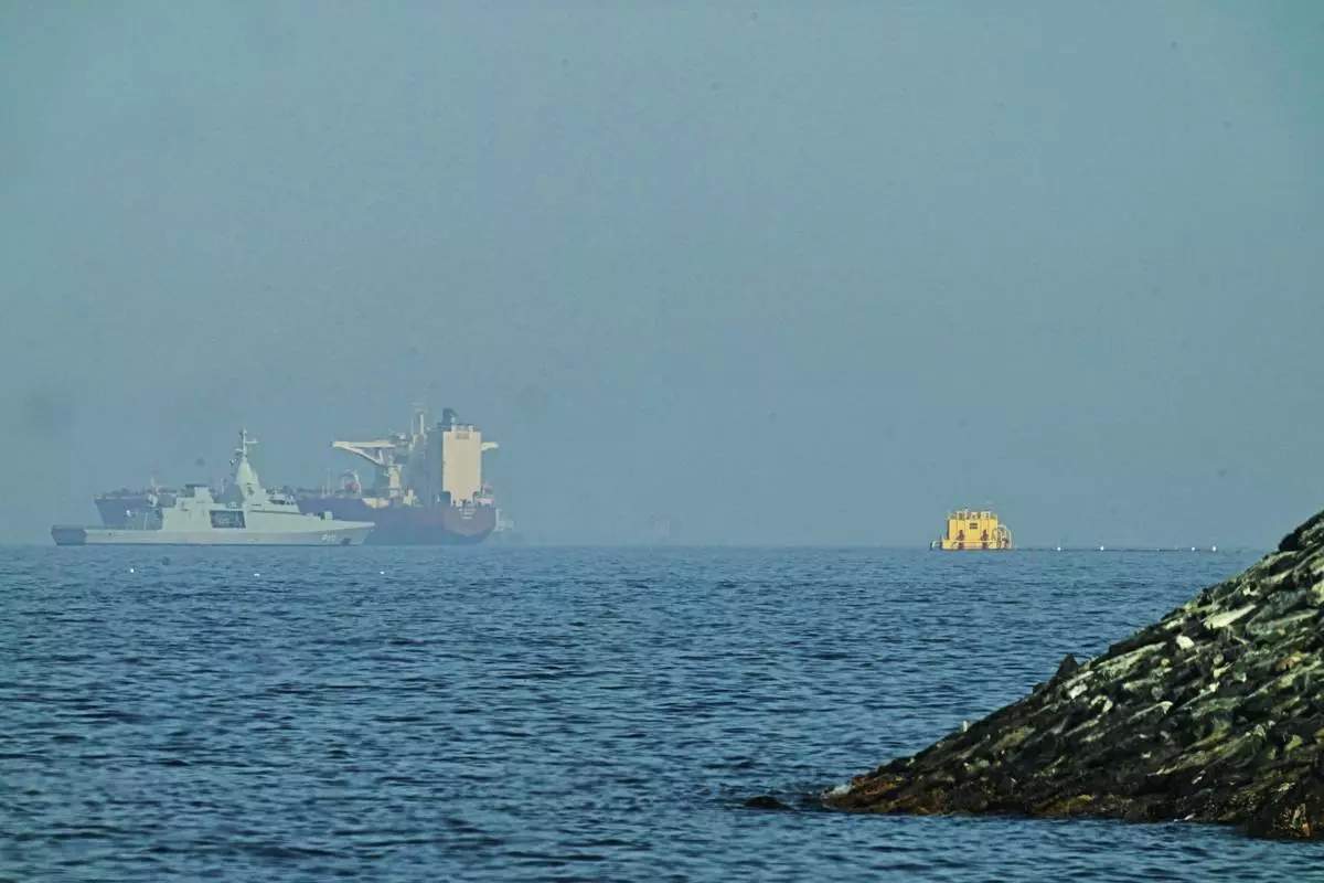美軍在阿曼灣執行封鎖行動時，開火攔截一艘試圖駛往伊朗港口的伊朗運油輪。AP資料圖片