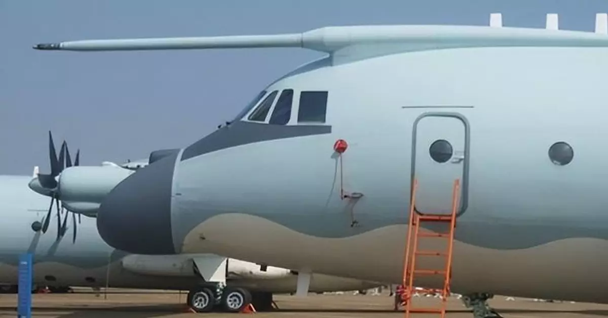 60架空警-500劃破長空，美軍E-3預警機被按在地上摩擦？