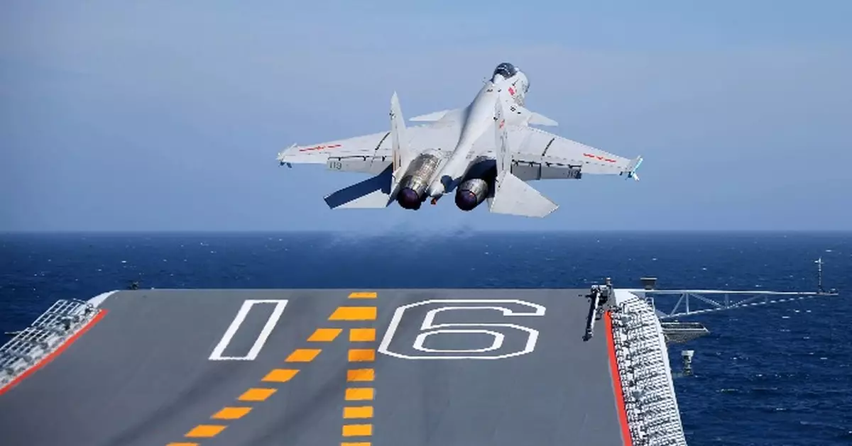 日機挑釁山東艦，殲-15霸氣喊話：「你在我導彈射程內！」