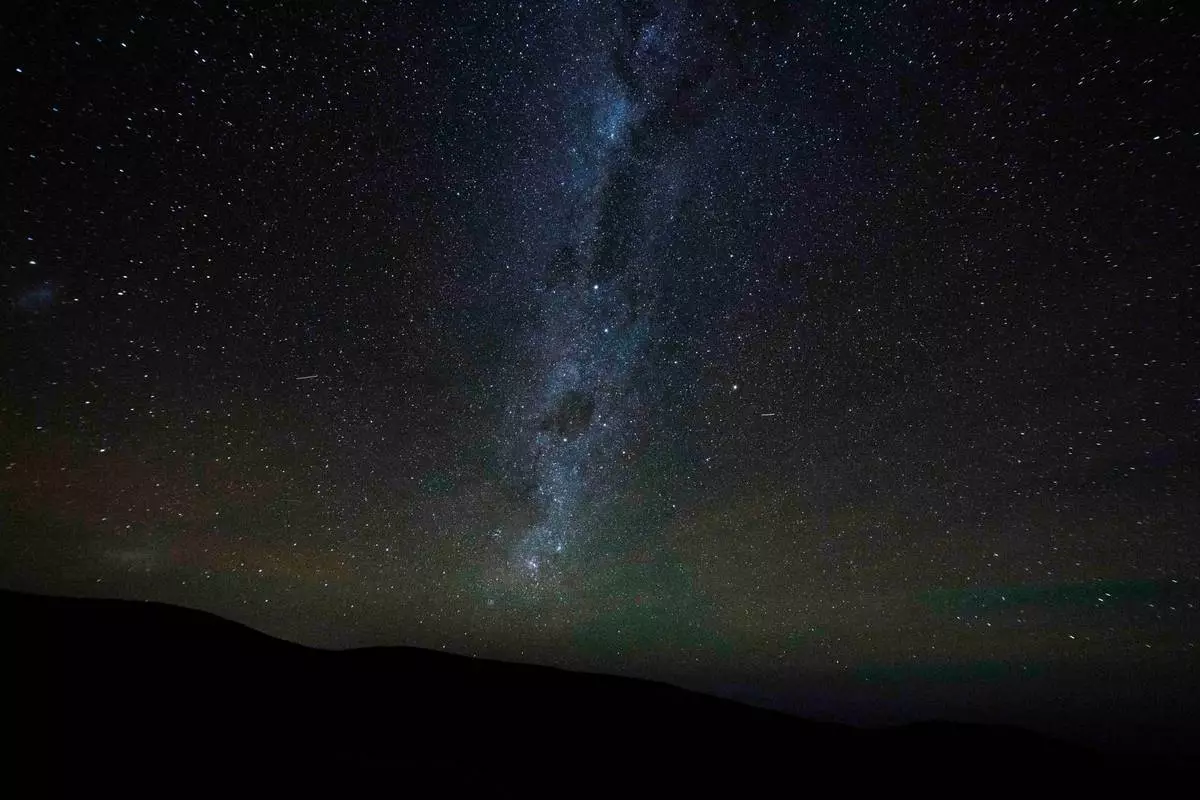 檔案圖片：2026年4月15日周三，從智利阿塔卡馬沙漠（Atacama Desert）望去，銀河（Milky Way）橫跨夜空。(美聯社圖片/Esteban Felix) AP圖片