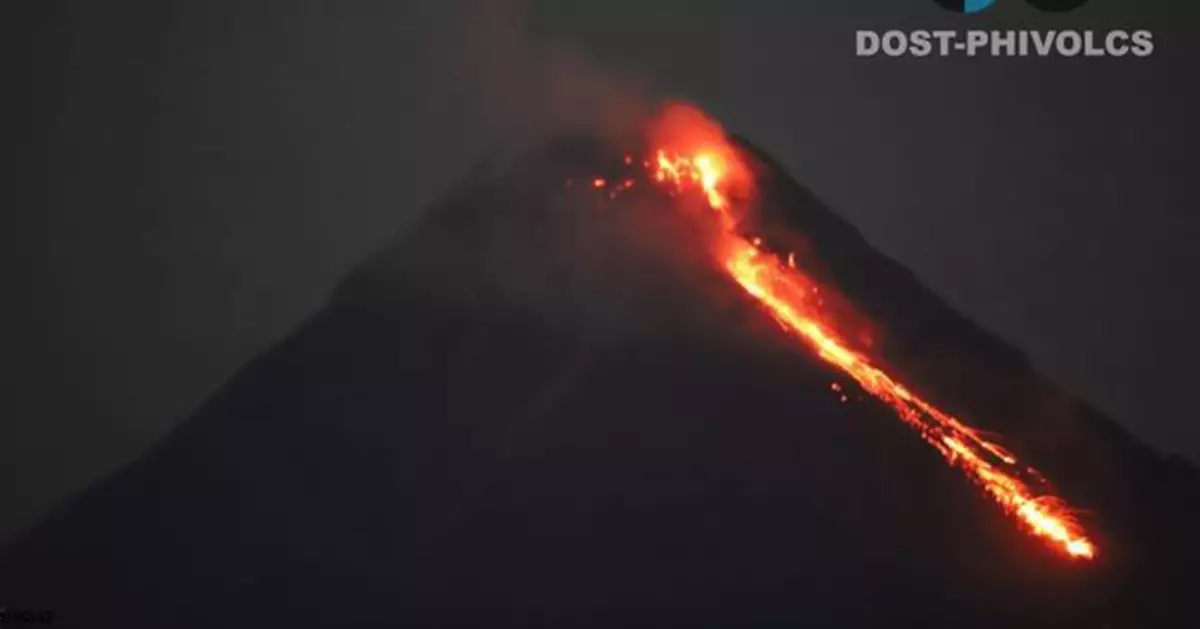 菲律賓馬榮火山爆發與流星「同框」！紫色夜空見紅綠光影　 航天專家：美得驚人