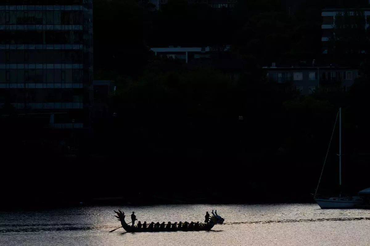 2026年5月4日周一，人們在俄勒岡州波特蘭為波特蘭玫瑰節龍舟賽練習划槳。(美聯社圖片/Jenny Kane) AP圖片