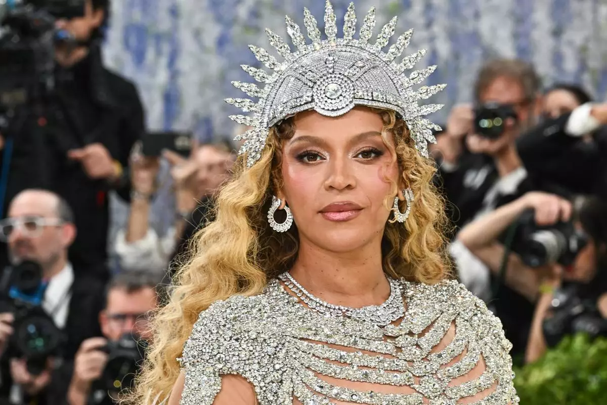 Beyoncé於2026年5月4日周一抵達紐約大都會藝術博物館服裝學院慈善晚會，慶祝「服裝藝術」展覽開幕。(美聯社圖片/Evan Agostini/Invision) AP圖片