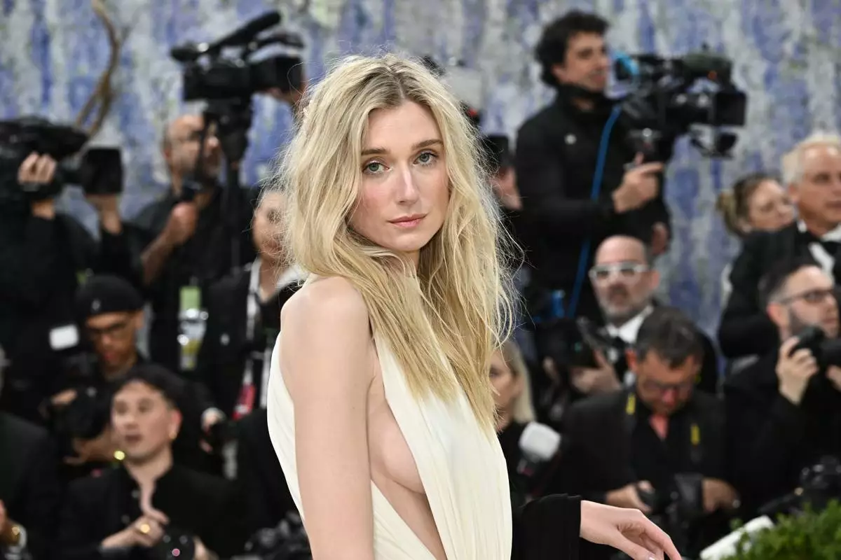 伊莉莎白戴比基（Elizabeth Debicki）周一（2026年5月4日）抵達紐約大都會藝術博物館服裝學院慈善晚宴，慶祝「服裝藝術」展覽開幕。（美聯社圖片/Evan Agostini/Invision） AP圖片