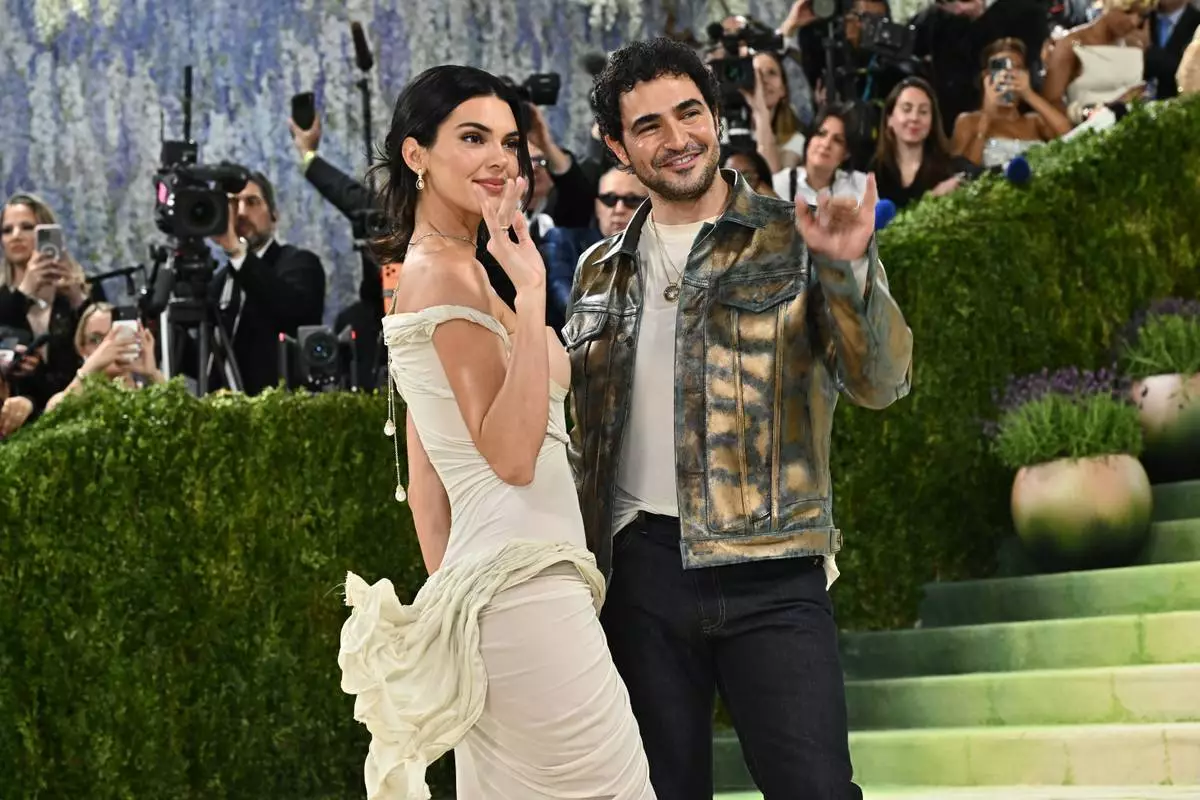 肯黛兒珍娜（Kendall Jenner，左）與扎克珀森（Zac Posen）周一（2026年5月4日）抵達紐約大都會藝術博物館服裝學院慈善晚宴，慶祝「服裝藝術」展覽開幕。（美聯社圖片/Evan Agostini/Invision） AP圖片