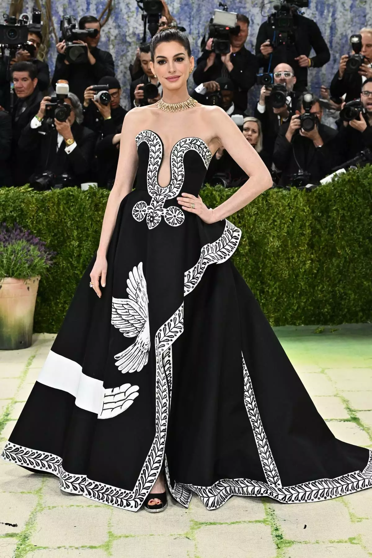 安妮夏菲維（Anne Hathaway）周一（2026年5月4日）抵達紐約大都會藝術博物館服裝學院慈善晚宴，慶祝「服裝藝術」展覽開幕。（美聯社圖片/Evan Agostini/Invision） AP圖片