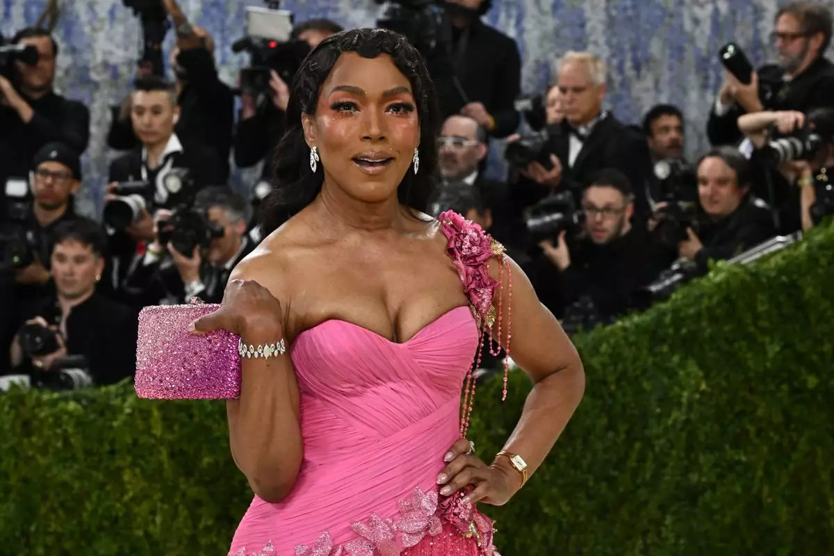安芝娜芭莎（Angela Bassett）周一（2026年5月4日）抵達紐約大都會藝術博物館服裝學院慈善晚宴，慶祝「服裝藝術」展覽開幕。（美聯社圖片/Evan Agostini/Invision） AP圖片