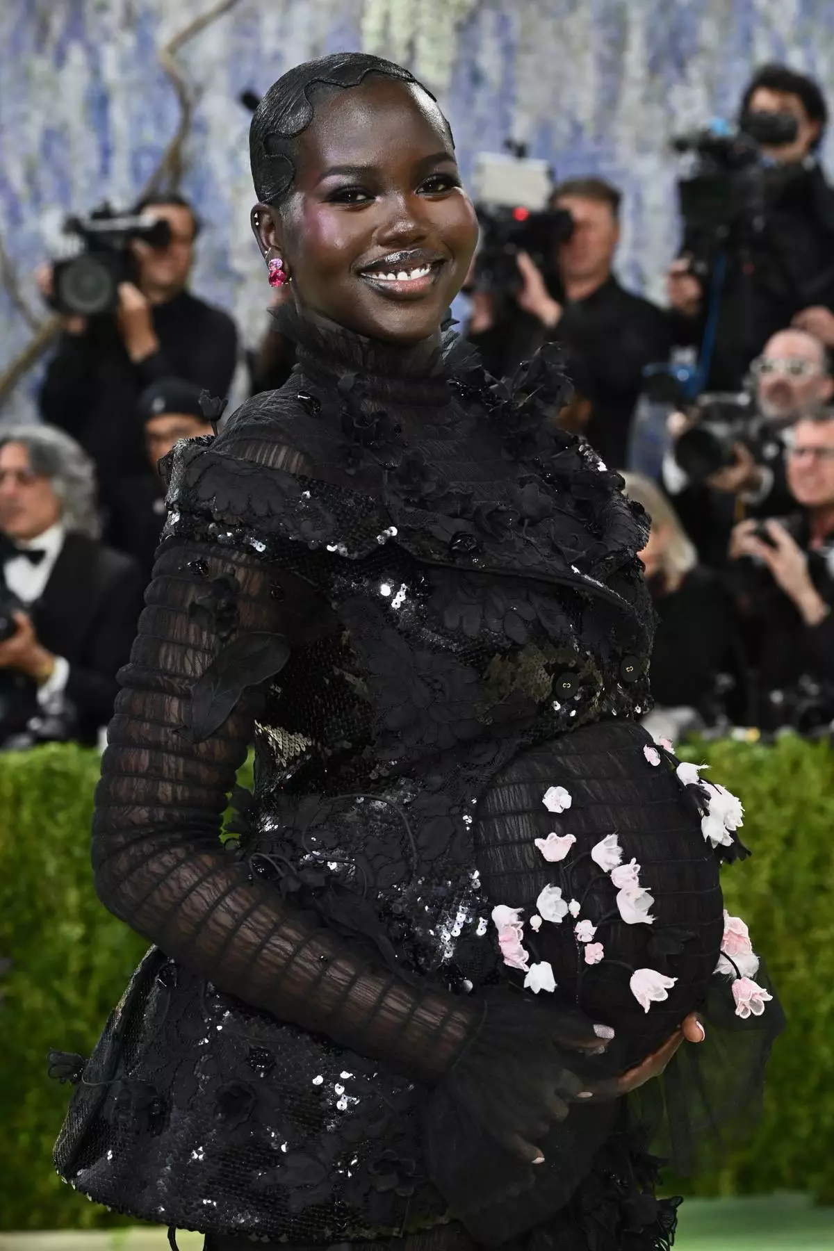 阿杜特阿克奇（Adut Akech）周一（2026年5月4日）抵達紐約大都會藝術博物館服裝學院慈善晚宴，慶祝「服裝藝術」展覽開幕。（美聯社圖片/Evan Agostini/Invision） AP圖片