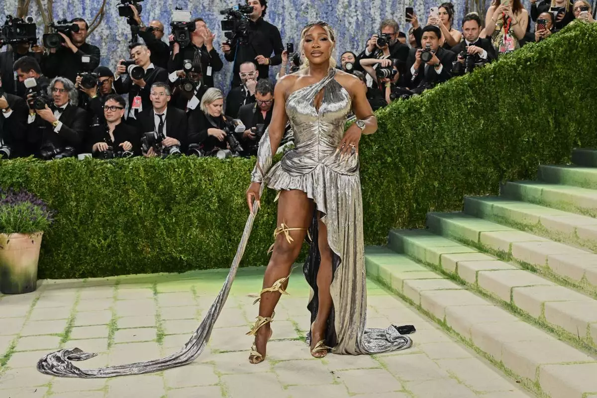 莎蓮娜威廉絲（Serena Williams）周一（2026年5月4日）抵達紐約大都會藝術博物館服裝學院慈善晚宴，慶祝「服裝藝術」展覽開幕。（美聯社圖片/Evan Agostini/Invision） AP圖片