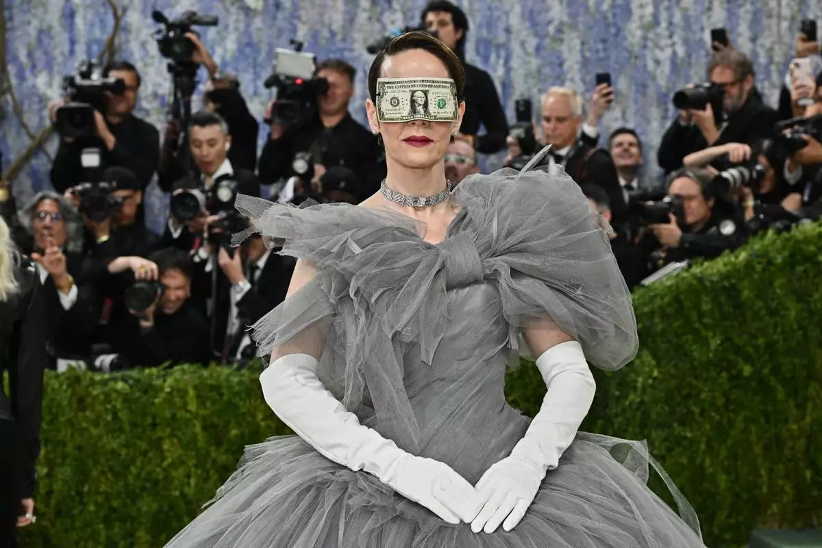 莎拉寶森（Sarah Paulson）周一（2026年5月4日）抵達紐約大都會藝術博物館服裝學院慈善晚宴，慶祝「服裝藝術」展覽開幕。（美聯社圖片/Evan Agostini/Invision） AP圖片