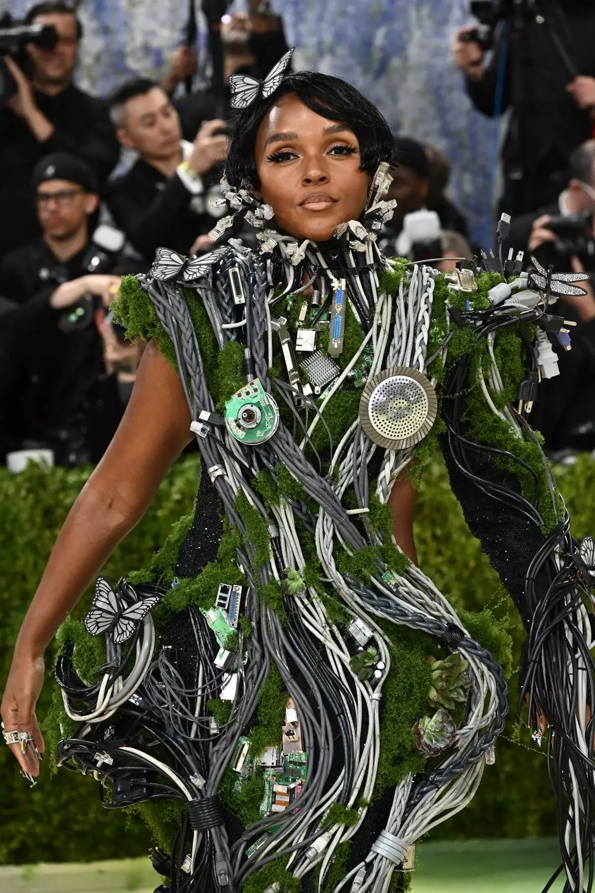 珍妮爾夢內（Janelle Monae）周一（2026年5月4日）抵達紐約大都會藝術博物館服裝學院慈善晚宴，慶祝「服裝藝術」展覽開幕。（美聯社圖片/Evan Agostini/Invision） AP圖片
