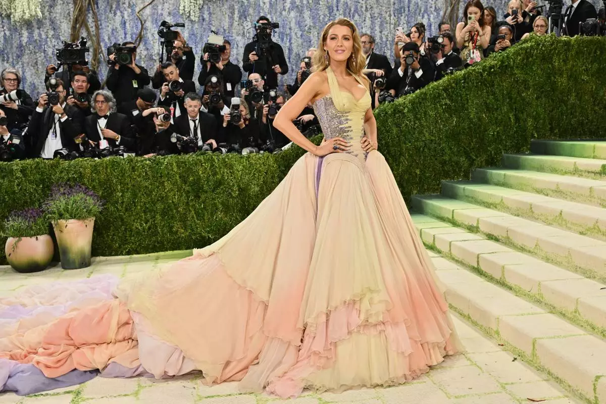 碧琪麗芙莉（Blake Lively）周一（2026年5月4日）抵達紐約大都會藝術博物館服裝學院慈善晚宴，慶祝「服裝藝術」展覽開幕。（美聯社圖片/Evan Agostini/Invision） AP圖片