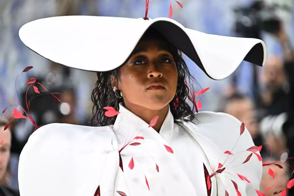 大坂直美（Naomi Osaka）周一（2026年5月4日）抵達紐約大都會藝術博物館服裝學院慈善晚宴，慶祝「服裝藝術」展覽開幕。（美聯社圖片/Evan Agostini/Invision） AP圖片