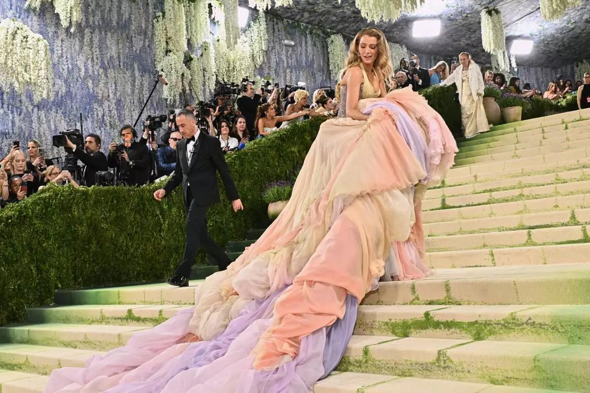 布蕾克萊芙莉（Blake Lively）周一（2026年5月4日）抵達紐約大都會藝術博物館服裝學院的慈善晚會，慶祝「服裝藝術」展覽開幕。（美聯社圖片/Evan Agostini/Invision） AP圖片
