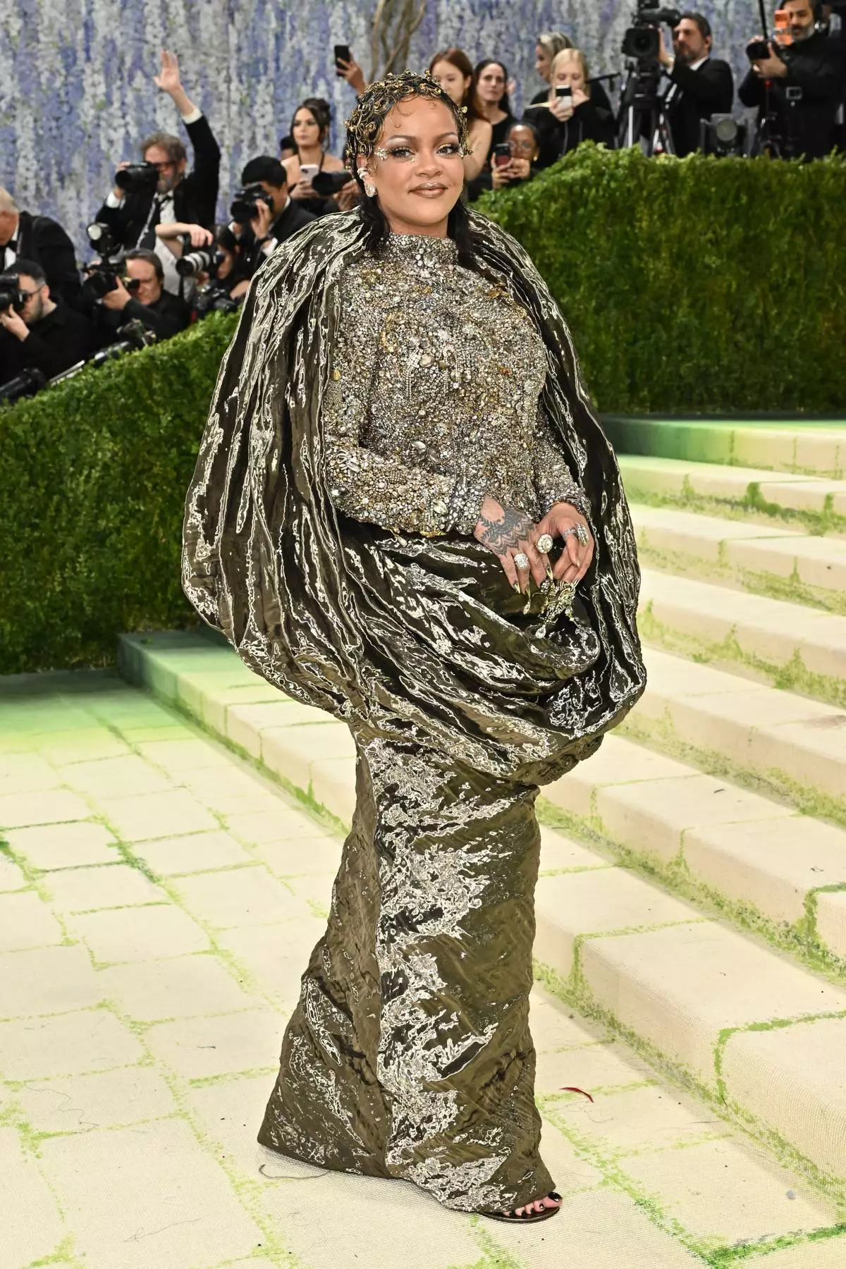蕾哈娜（Rihanna）周一（2026年5月4日）抵達紐約大都會藝術博物館服裝學院的慈善晚會，慶祝「服裝藝術」展覽開幕。（美聯社圖片/Evan Agostini/Invision） AP圖片