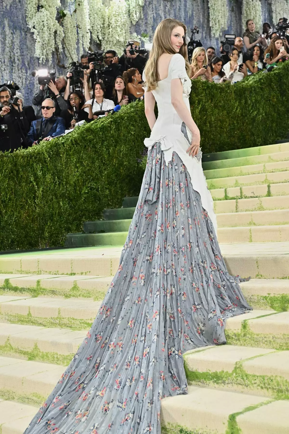 亨特舒弗（Hunter Schafer）周一（2026年5月4日）抵達紐約大都會藝術博物館服裝學院的慈善晚會，慶祝「服裝藝術」展覽開幕。（美聯社圖片/Evan Agostini/Invision） AP圖片