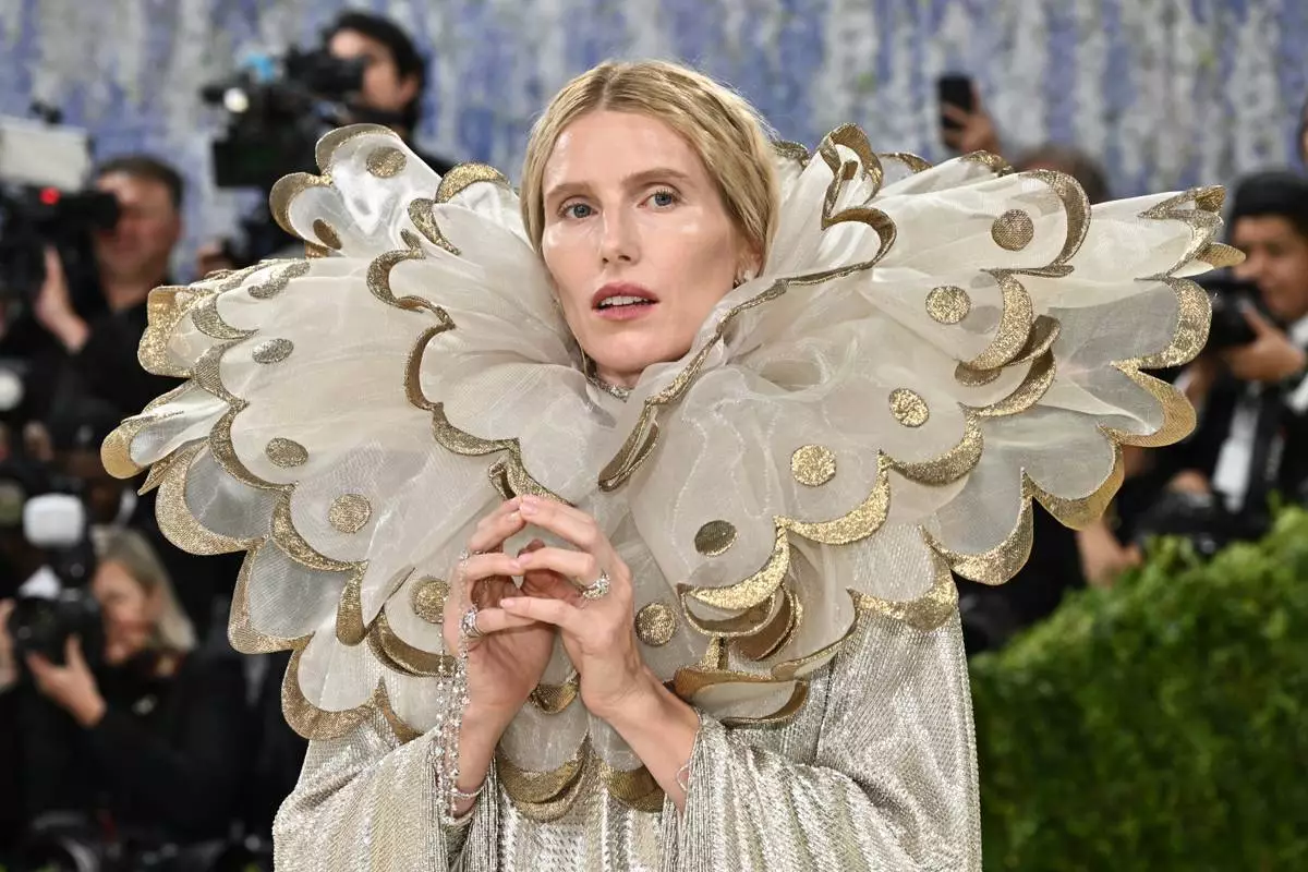 德麗海明威（Dree Hemingway）周一（2026年5月4日）抵達紐約大都會藝術博物館服裝學院的慈善晚會，慶祝「服裝藝術」展覽開幕。（美聯社圖片/Evan Agostini/Invision） AP圖片