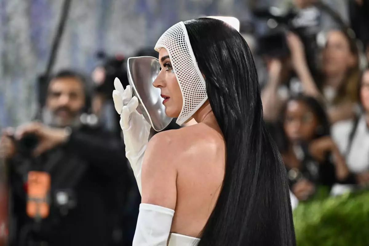 凱蒂佩芮（Katy Perry）周一（2026年5月4日）抵達紐約大都會藝術博物館服裝學院的慈善晚會，慶祝「服裝藝術」展覽開幕。（美聯社圖片/Evan Agostini/Invision） AP圖片