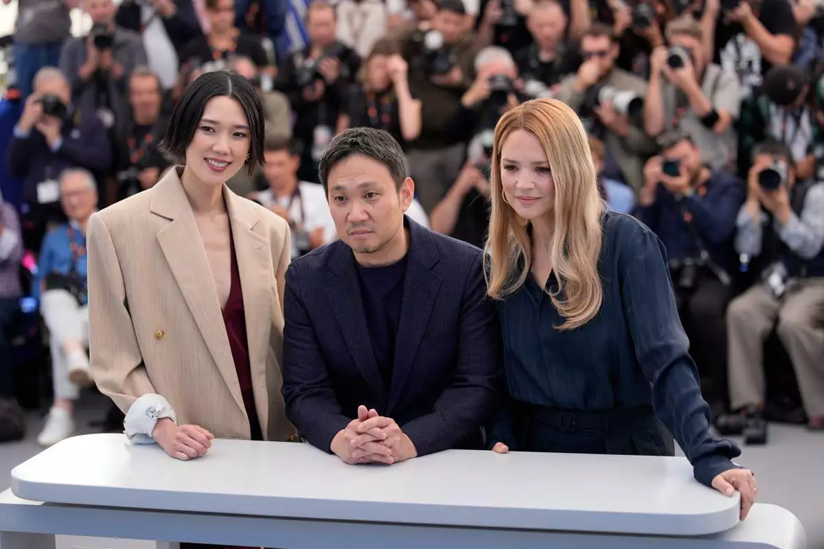 岡本多緒（左起）、導演濱口龍介及維珍妮·艾菲拉，周六於法國南部康城出席第79屆國際電影節，為電影《突然之間》拍攝宣傳照。(美聯社圖片/John Locher) AP圖片