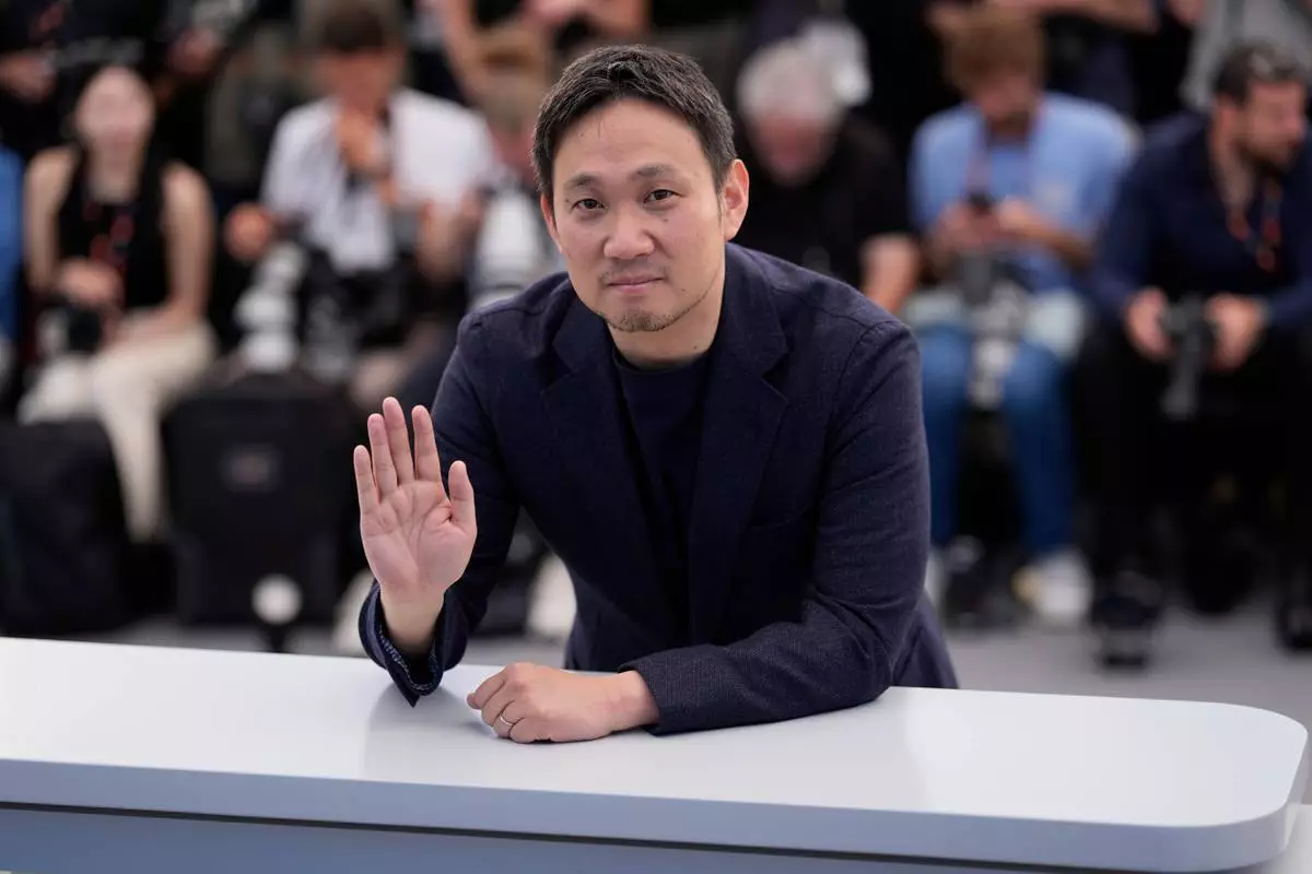 導演濱口龍介於2026年5月16日周六，在法國南部康城舉行的第79屆國際電影節期間，出席電影《突如其來》的拍照環節。(美聯社圖片/John Locher) AP圖片