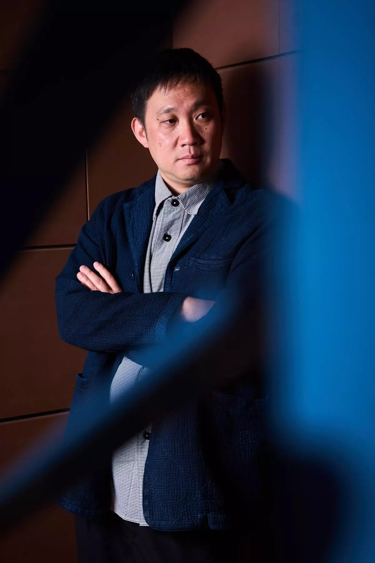 導演濱口龍介於2026年5月18日周一，在法國南部康城舉行的第79屆國際電影節期間，為電影《突如其來》拍攝肖像照。(美聯社圖片/Scott A Garfitt/Invision) AP圖片