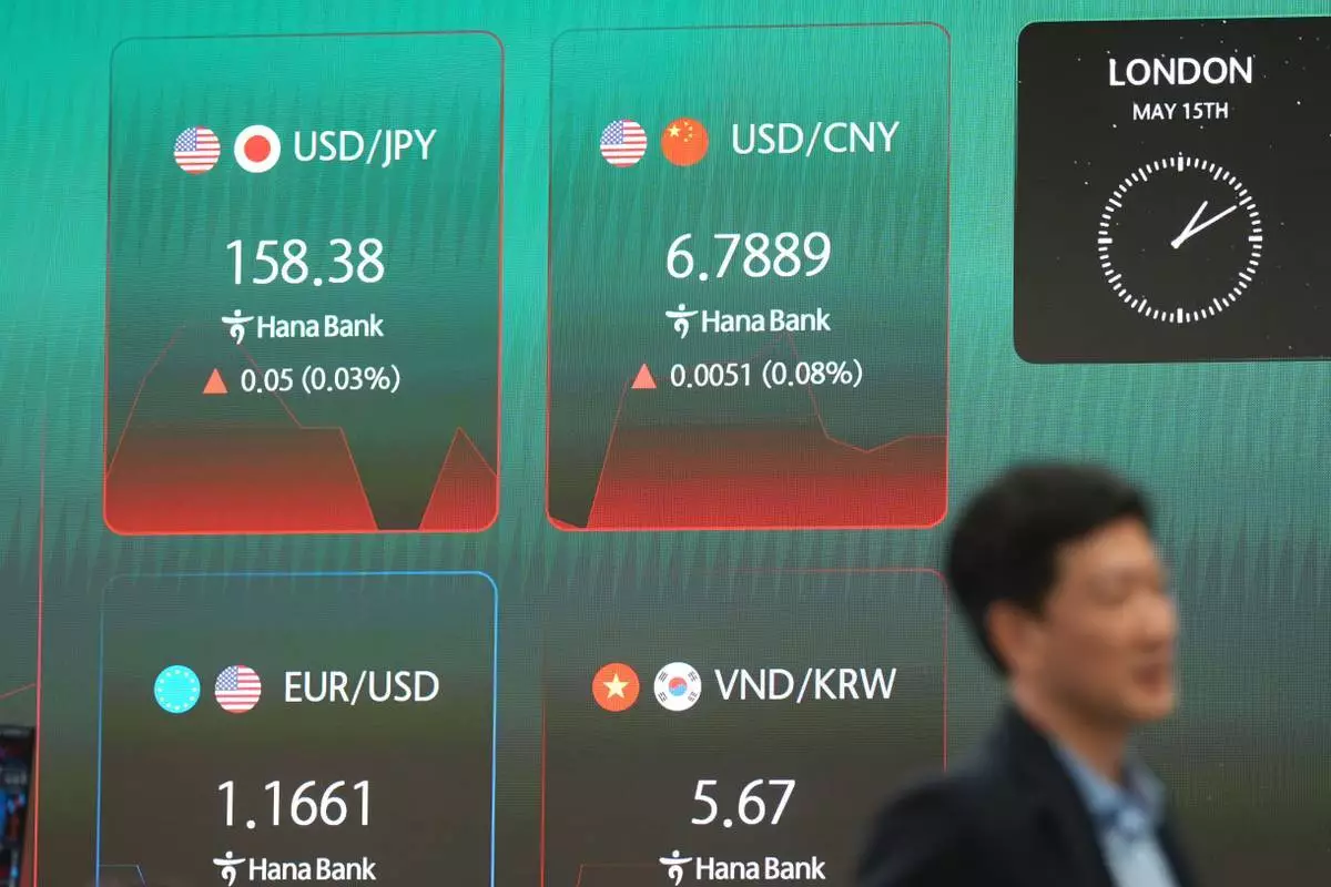 2026年5月15日周五，南韓首爾韓亞銀行交易室內，一名交易員走過顯示外匯匯率的屏幕。(美聯社圖片/Lee Jin-man) AP圖片
